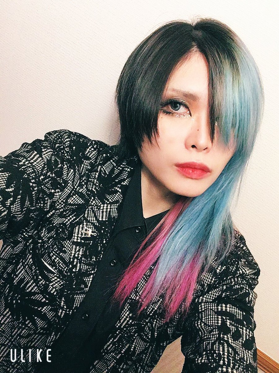 xxeluha's tweet photo. 髪色を数日前に実は変えてました☺️💜
#badboyblue に、インナーを #hothotpink です☺️✨
もちろん安定のセルフカラー❕
#マニパニ いつも楽しませてもらってます💪

#マニックパニック
#マニパニアンバサダー https://t.co/zYVCD4tFxz