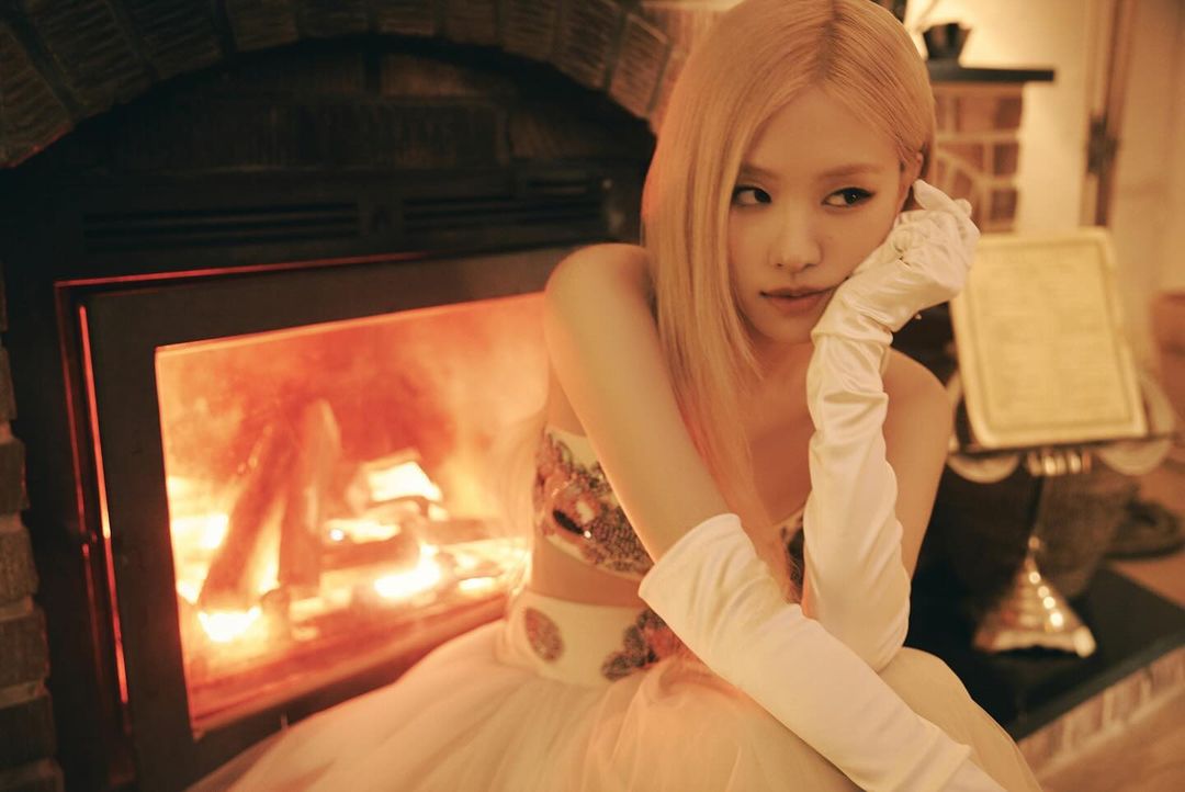 gustf28's tweet photo. and one more 

merry christmas eve blinks xx
Reposted from @roses_are_rosie https://t.co/a4oGwELRQ2