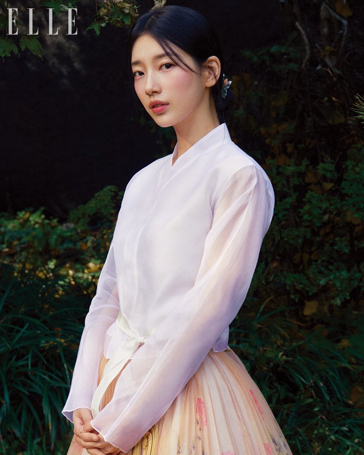 baesuzykr's tweet photo. SUZY WITH HANBOOK IS JUST SOOOO [CHEFF KISS] https://t.co/EILPcZXiBd