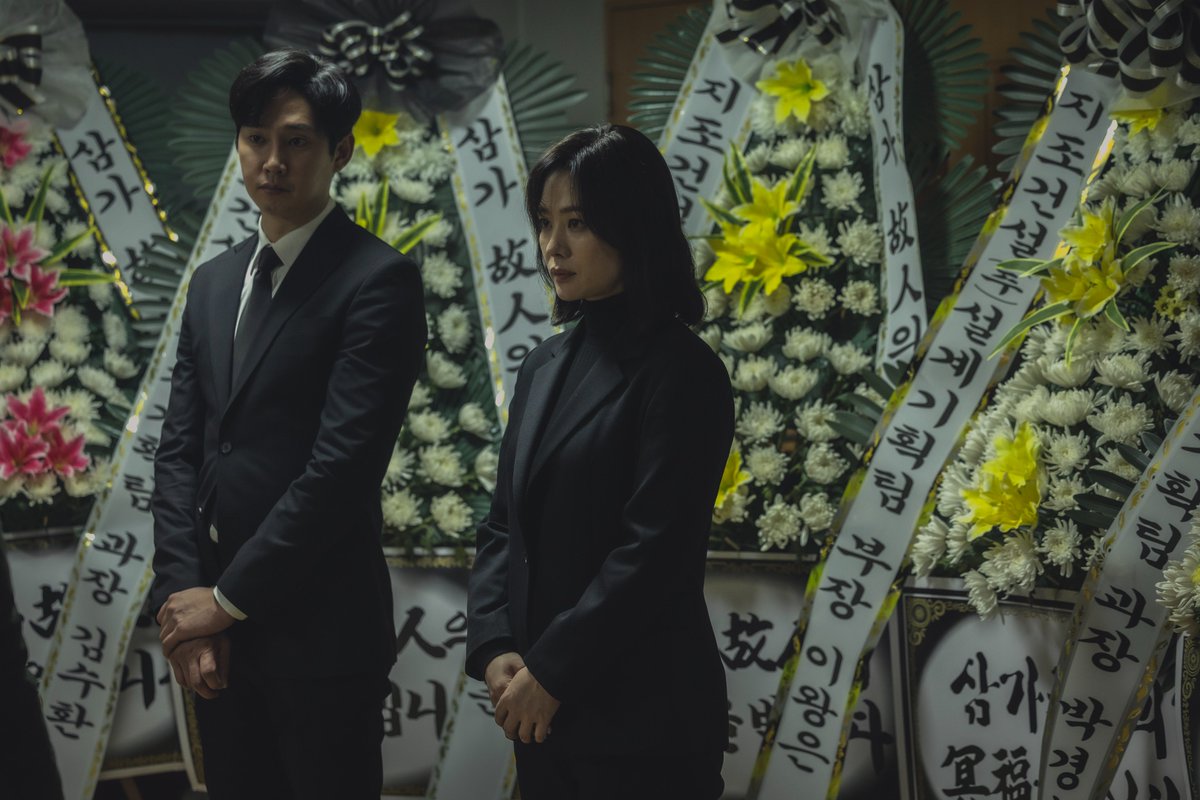 YNKentofficial's tweet photo. #김현주 #선산 

존재조차 잊고 있던 작은아버지가 남긴 선산, 그리고 시작된 불길한 일들.
피할 수 없는 악연, 피를 부르는 욕망.
미스터리 스릴러 <선산> 1월 19일 오직 넷플릭스에서.

#Kimhyunjoo #TheBequeathed

사진 출처 : 넷플릭스 https://t.co/NvjXWJQriB
