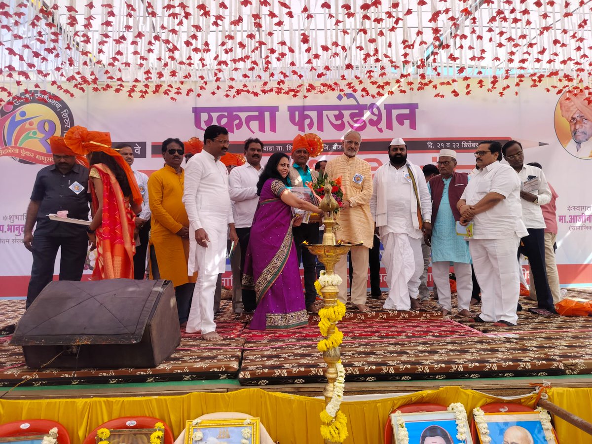 KideKulkarni's tweet photo. एकता फौंडेशनचा राज्यस्तरीय उत्कृष्ट साहित्य कथासंग्रह पुरस्कार'(कथासंग्रह  ट्रोलधाड) मान्यवरांच्या हस्ते स्वीकारताना. गोमळवाडा शिरूर कासार बीड  @MarathiRT @MarathiBrain @BeyondMarathi @Mazi_Marathi @MarathiWord https://t.co/szcjgeyFYO