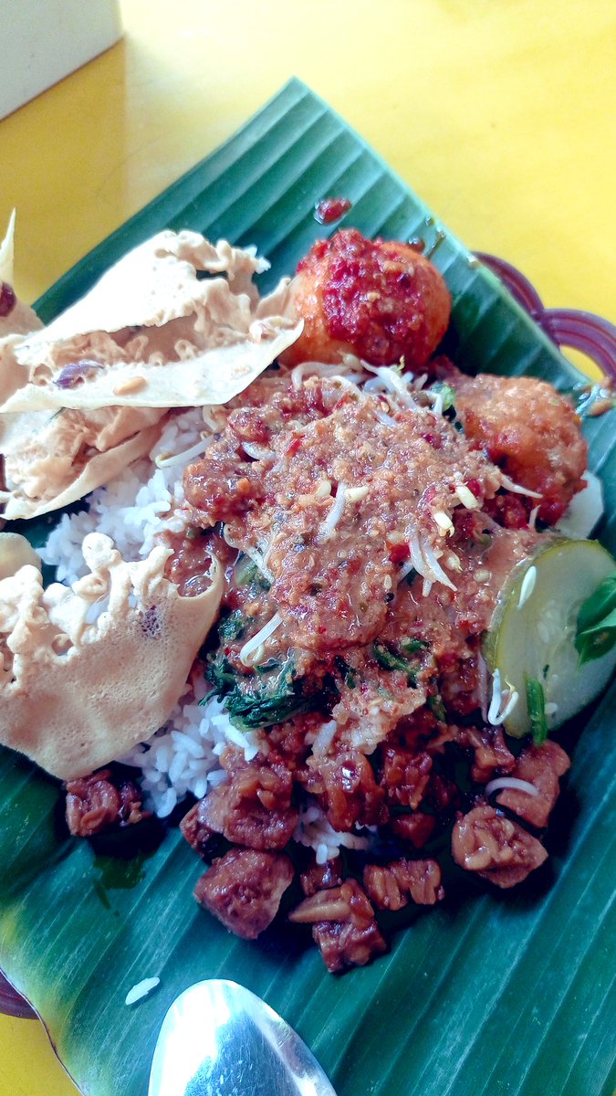 Having breakfast kinda like this are heaven..