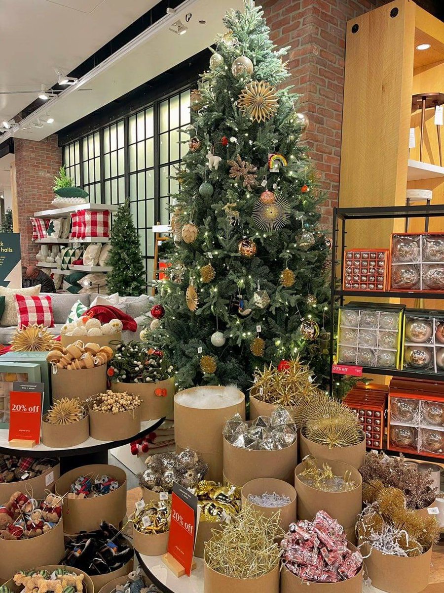 Doreenyy88's tweet photo. Christmas Day is here, and the snowflakes are flying, bringing good luck. https://t.co/Bq3FsGX1ja