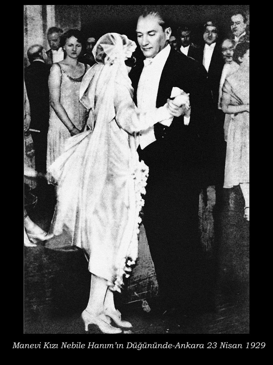 Ey kahraman Türk kadını, sen yerde sürünmeye değil, omuzlar üzerinde göklere yükselmeye layıksın. Mustafa Kemal Atatürk 
( işte bu yüzden : dünyada kadını el üstünde gökyüzünde taşımaya layık gören tek lider 🥰🌺🥰saygım sevgim sonsuz