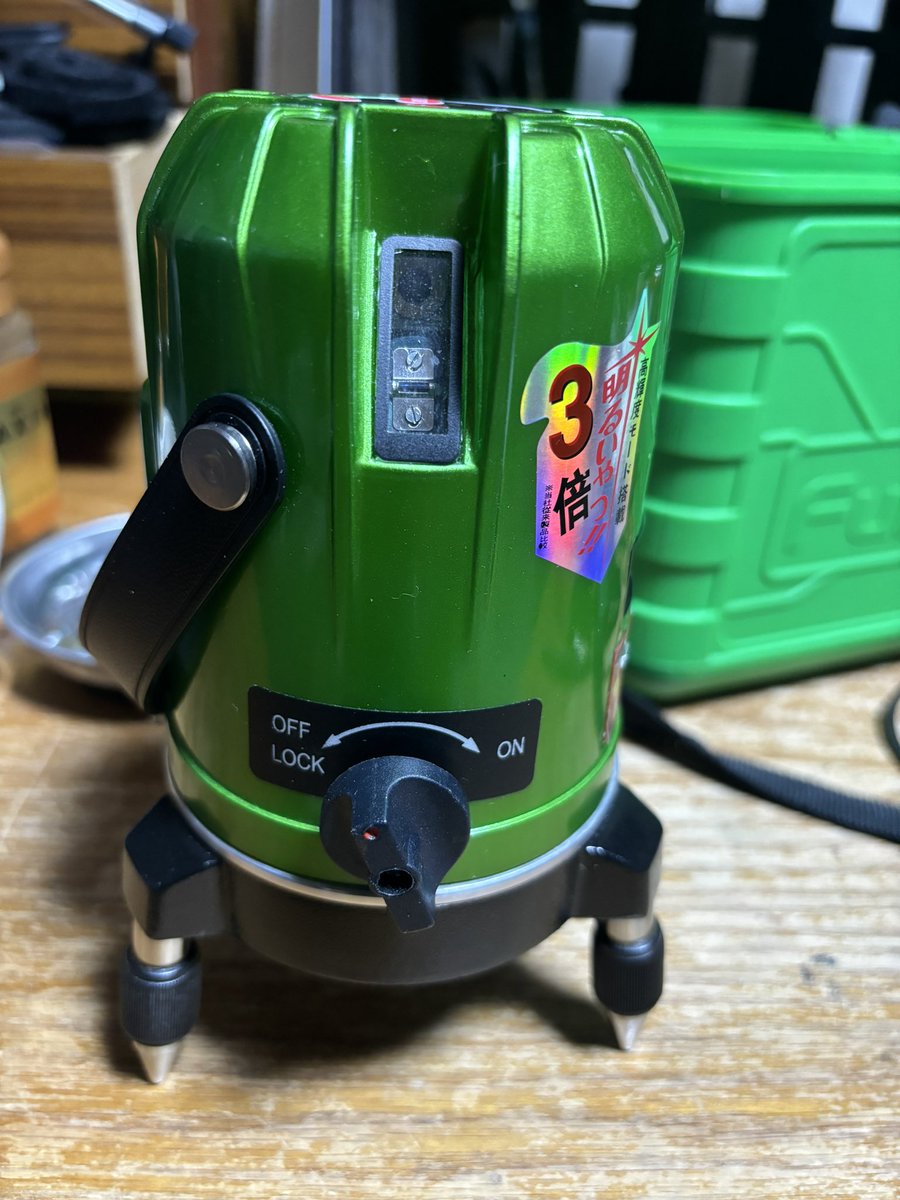 AZESTM7's tweet photo. レーザー墨出し器の電源修理&amp;バッテリー🔋容量UP。上手く出来たのでこれからも活躍してくれそう(^｡^)
#レーザー墨出し器　#精密特殊ドライバー　#精密機器修理 https://t.co/TZtQmgMsQG