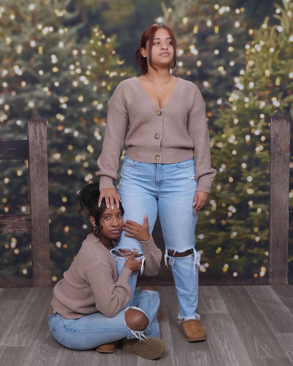 Happy Holiday’s Yall! From me and My little sister @imkindvlit 😂😂 #Holidays2023 @jcpportraits 🎉🎊🎄🎁🤞🏾
