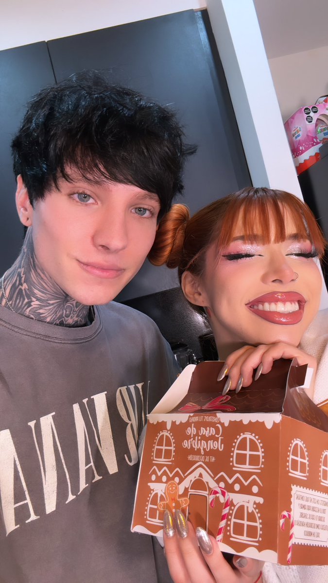 xCryboy's tweet photo. CRYMUA NAVIDEÑOOOOO https://t.co/K8E6XHC7gO https://t.co/pIX404XfXz