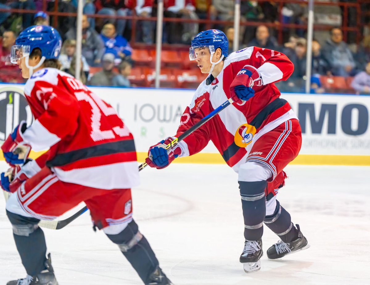 bucshockey's tweet photo. 🎶 these are a few of our favorite things 🎅 https://t.co/eirvsP3BIm