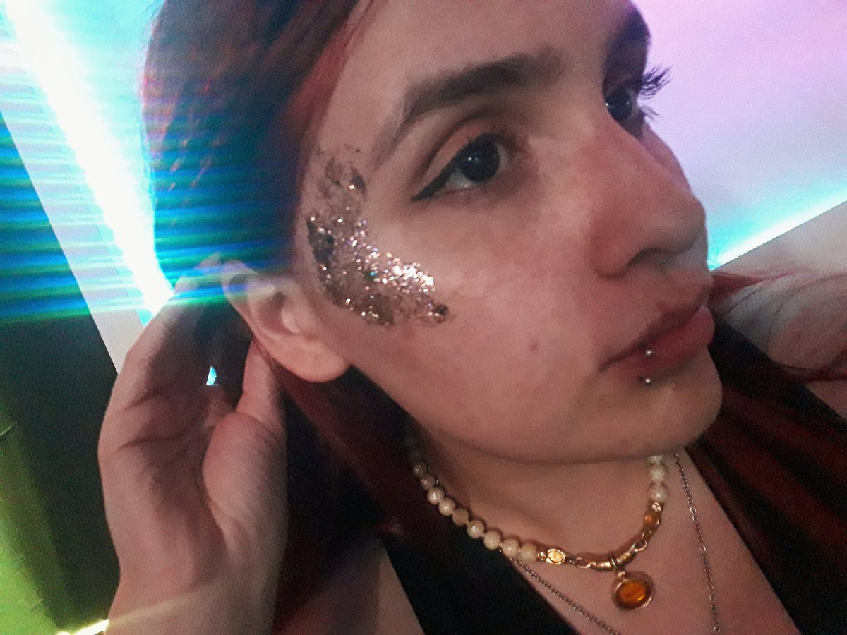Levipijudo's tweet photo. Hdps me acuerdo que fueron re tacaños con loa brillitos, yo queria en toda la cara basicamente y me terminaron poniendo esta poronga https://t.co/SgNYUgn3wW