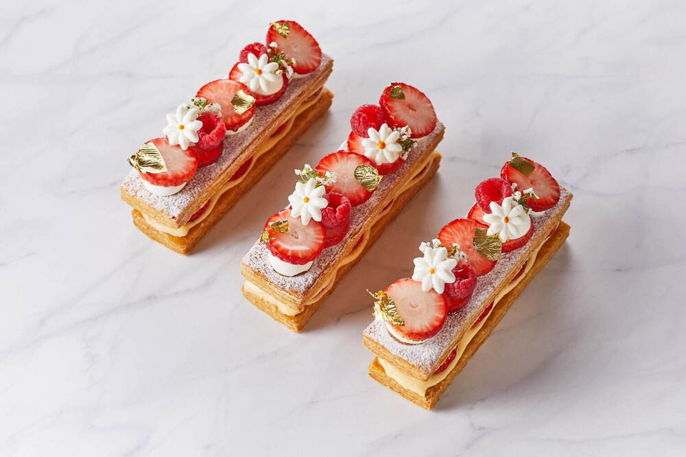 fashionpressnet's tweet photo. 帝国ホテル 東京の"苺づくし”スイーツ、ローズマリー香るタルトや伝統カスタードプディング - https://t.co/65tgoTFHRO https://t.co/QgJo3evGhI