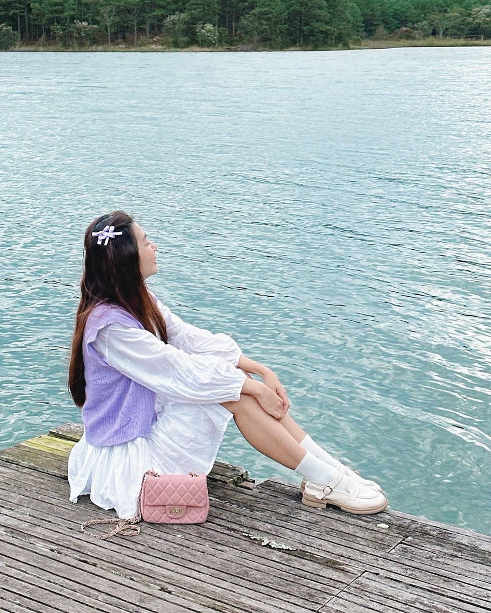 Hình như ít cười hơn trước rồi 🍃