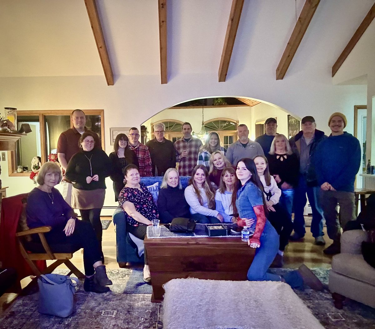 MelissaBenson5's tweet photo. Merry Christmas from my big crazy Irish family to yours 🎅🏻🎄❤️ https://t.co/4mmhKP38v2