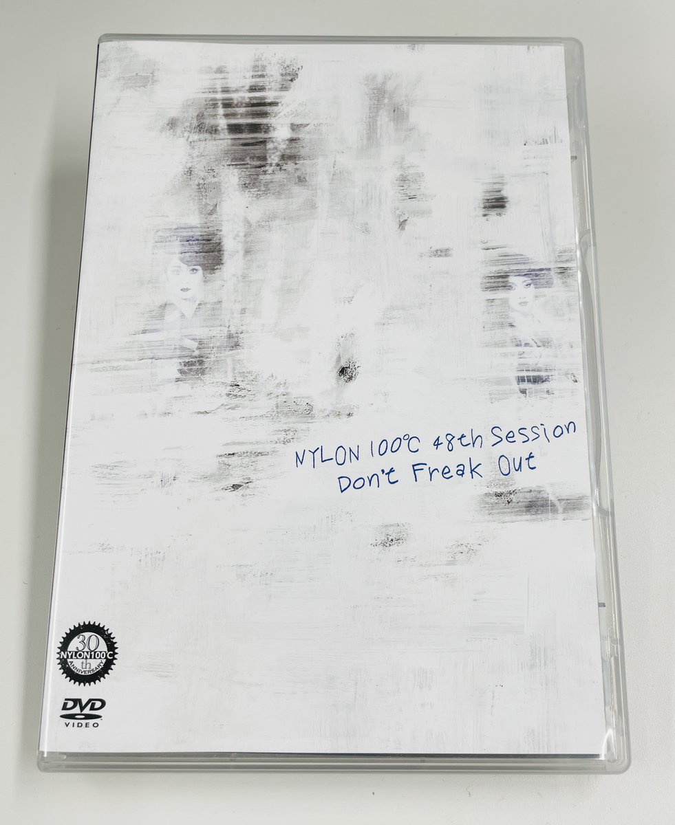 【ナイロン100℃ 48th SESSION『Don't freak out』】
本公演のDVD完成🙌🙌劇場でご予約のお客様に順次お届けしております💨大変お待たせ致しました🙇🙇‍♀️
今回特典には劇団員によるスズナリバックステージツアー映像と松永玲子×村岡希美×入江雅人によるコメンタリーを収録🎥
＃ドントフリークアウト