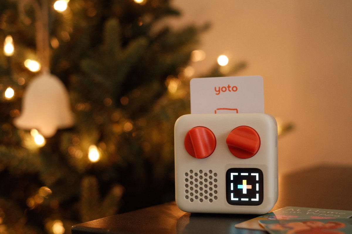 tagoshun's tweet photo. Pentagramがデザインに関わった子供向けオーディオプレーヤー "Yoto Mini"

娘のクリスマスプレゼントに買ってみたのだが、流石よくデザインされている。

レトロでポップなスタイル、子供向けとは思えないスピーカー音質の良さ、無地のカードを使えば自由に音声データをいれられる拡張性が◎ https://t.co/GFZeVMJsII