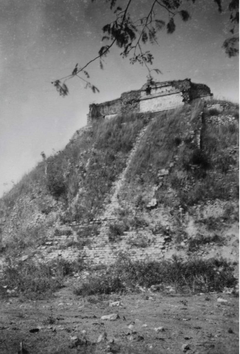 El Templo del Adivino, costado norte en el año 1910. Uxmal, #Yucatán.