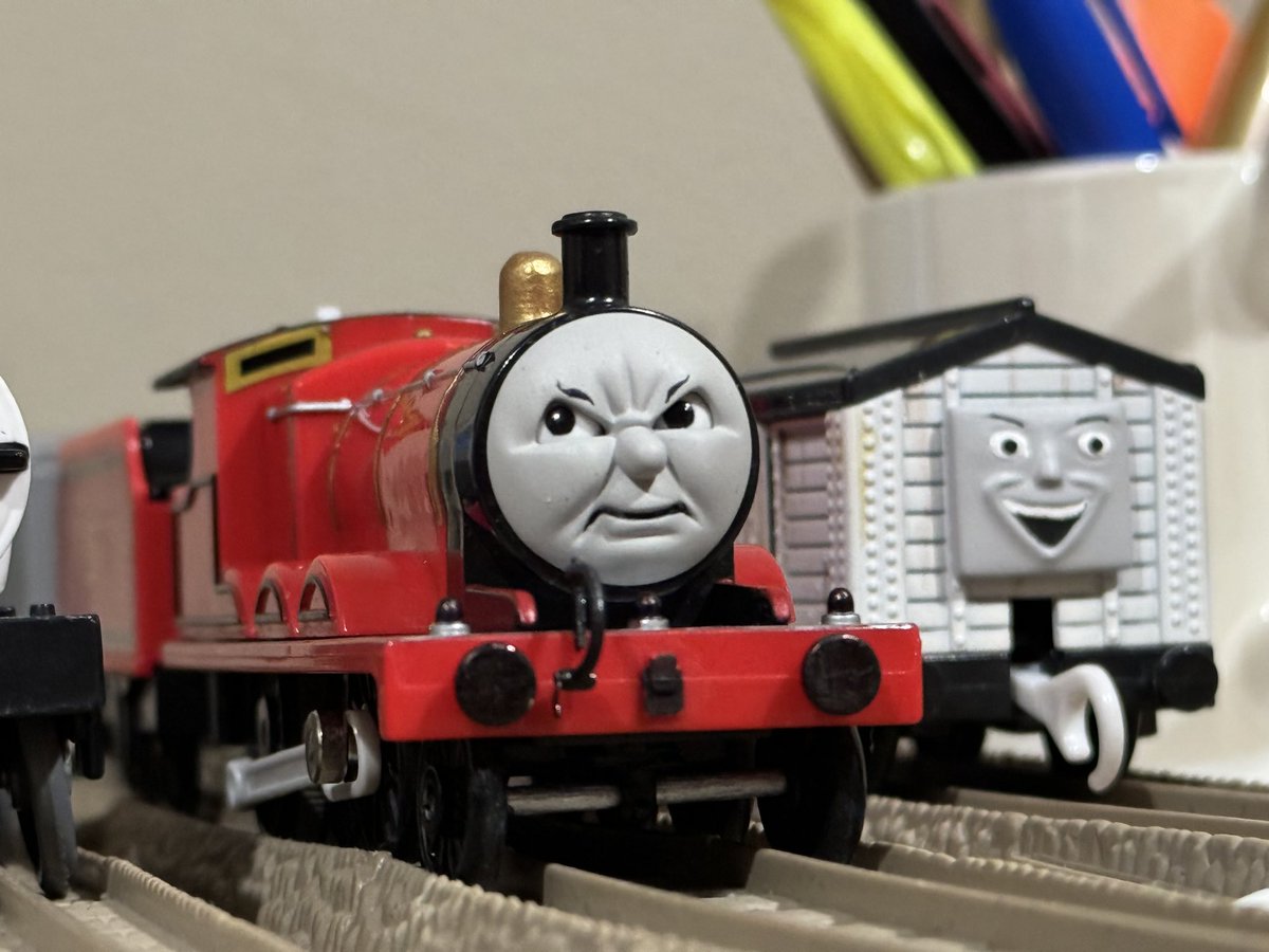 tomasdaspoon's tweet image. HE’S SPLENDID!!!
Here is my modified Tomy/TM James!! Made using a regular TM James and with faces by @/Rexecutions, printed out by @ThomasTankMerch and painted by @stankengine105 who also gave James a front bogie!