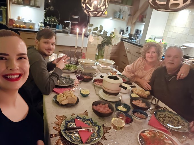 Merry chrismas from my family to yours! 🥰 https://t.co/FZAtpH2gdt<a href="/tag/ginger"class="tags"><span>#ginger</span></a><a href="/tag/gingerlove"class="tags"><span>#gingerlove</span></a><a href="/tag/redheadpride"class="tags"><span>#redheadpride</span></a>