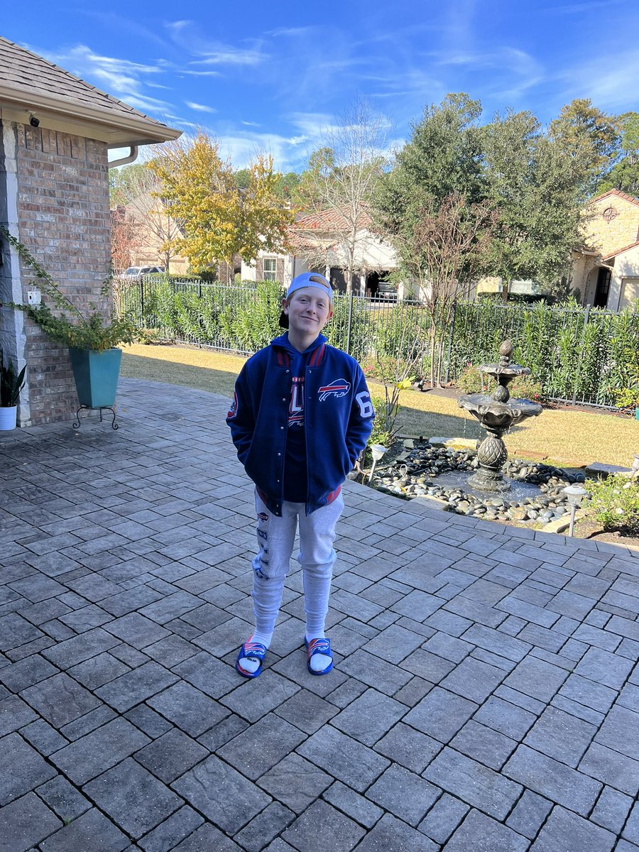 ChanceMock's tweet photo. Little man #Billieved in Santa. #BillsMafia 🫶🏼 https://t.co/FpDSasuiQH