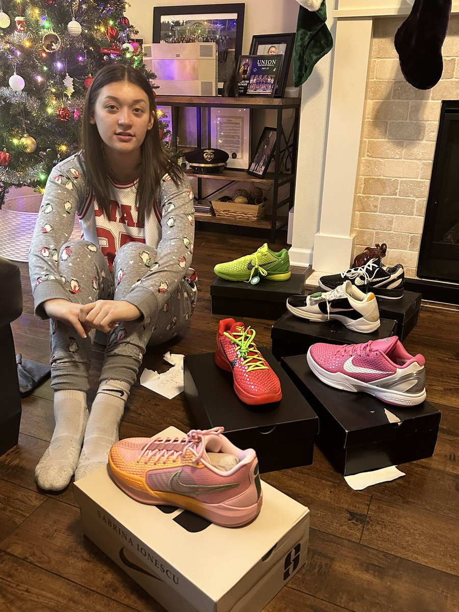 BrooklynnHaywo1's tweet photo. Guess Brooklynn made the nice list!! Shout out to @ValidJab for the hook up and present! #grinch #reversegrinch #brucelee #MambaMentality #basketball #grind https://t.co/Y8IK8gqbK8