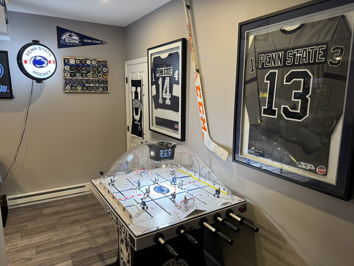 shinkle14's tweet photo. Our Penn State house will certainly enjoy this special delivery from Santa! @PennStateMHKY π΅βͺοΈπ«§ππ₯
#WeAre #HockeyValley #BubbleHockey @ICESuperChexx #CawlidgeHockey https://t.co/CohyUymY9H