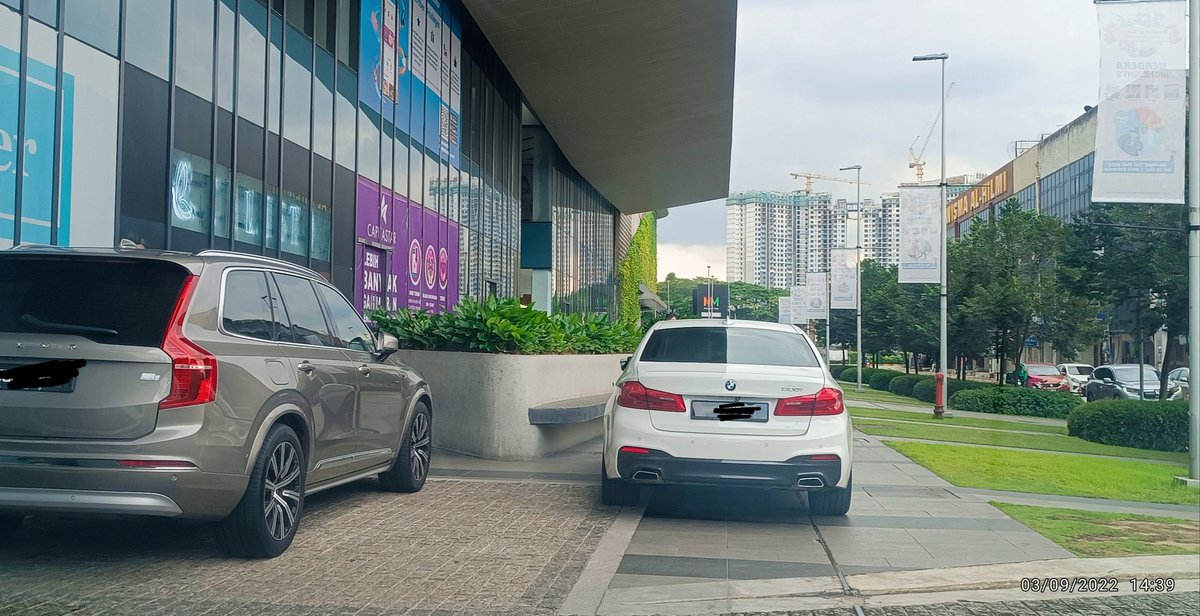 shahrimtamrin's tweet photo. BILAKAH agaknya rakyat #Malaysia mahu menghormati hak pejalan kaki di #Negaraku?

#Pedestrian 
#sidewalk 
#zebracrossing 

#tamadun https://t.co/cBHdrXP2Xt