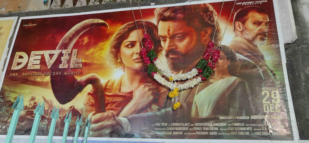 Ravii9999's tweet image. #Devil Day1 Vizag City Jagadamba 7:45AM Show Booking Opened !
@justickets @bookmyshow

#DevilOnDec29th