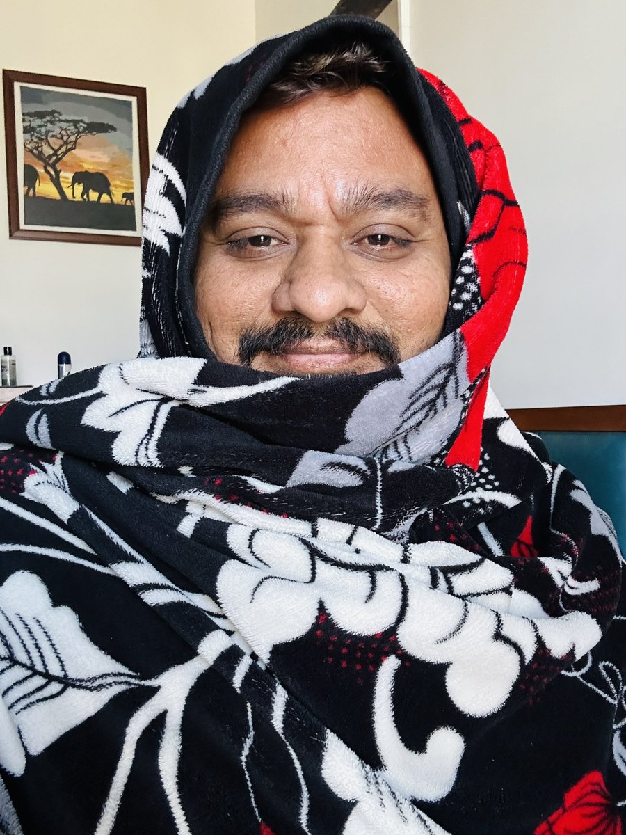 RajeshkThakka's tweet photo. હમણાં એક કાર્યક્રમ માં ગયો તો ભેટ માં સાડી આપી .. 

મેં કહ્યું ધાબળો આપ્યો હોત તો કામ આવત .. મારા જેવા અખંડ સિંગલ ને સાડી શુ કામ ની ??

ખૈર.. ઠંડી જેવું તો છે જ..

#WinterX https://t.co/LDo51hbQa5