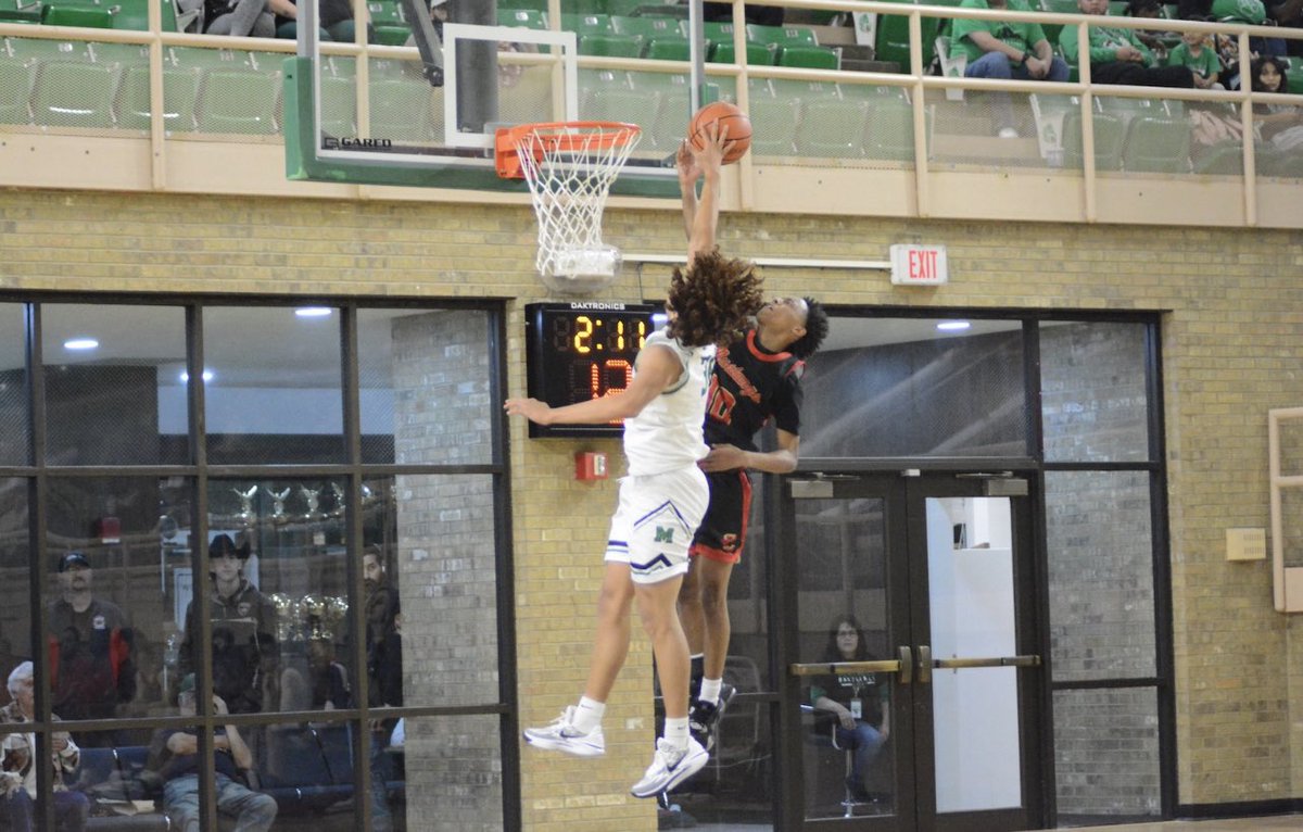 It’s been since 2019 that a coached a player (Jorden Clark) with this much athleticism now Jr. Trae Chatman. This was a clean block vs Lubbock Coronado. 💪🏻🏀🐺 Go Loboes! <a href="/traetrae1/">TRAE TRAE</a> <a href="/Lobopressbox/">LOBO SPORTS NETWORK</a> <a href="/_coachcarrasco/">Jake</a> <a href="/_coachwilliams/">Ronin Williams</a>