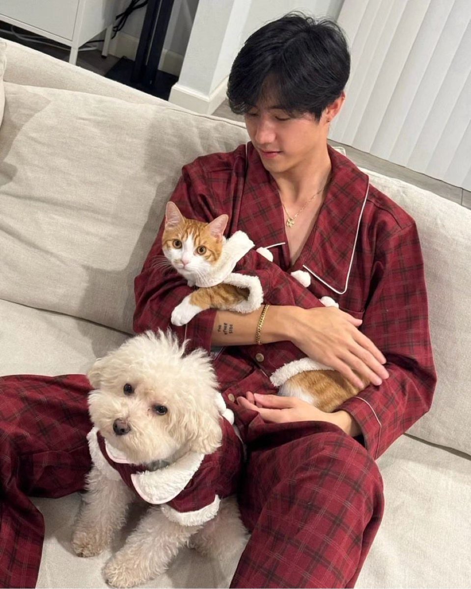 withyoumarktuan's tweet photo. 231226 Mark’s IG Update 

“merry Christmas from 👦🏻🐶🐱!”

#MarkTuan #Mark #段宜恩 #마크 
@marktuan @DNAmngmnt 
#GOT7 #갓세븐 @GOT7 https://t.co/KwMhxQ1775