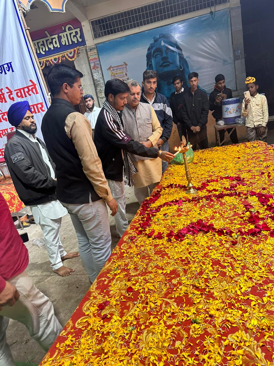 abvpdhar's tweet photo. ABVP सिंघाना द्वारा गुरुगोविंद सिंह जी व उनके सुपुत्रों के बलिदान की गाथा को मूवी के माध्यम से दिखाया गया। जिसमें प्रमुख रूप से धार विभाग संघचालक श्री भूपेंद्र जी कसेरा , शिरोमणी प्रबंधक समिति प्रचारक श्री नानकसिंह जी खालसा व राष्ट्रीय कार्यकारिणी सदस्य गौरव जी साहू उपस्थित रहे। https://t.co/gmD9OYNZGe