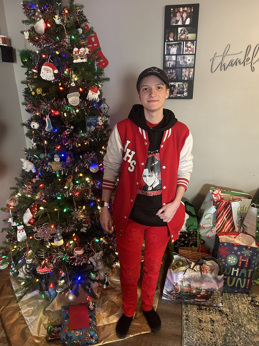 The_Stroodle's tweet photo. As the day is coming to a close I’d like to share something with @TeamStarKid that I’ve been working on!

Finally got around to making a Chris Kringle jacket! Made it for this time of year, and I love how it came out.

I hope everyone had a great day! https://t.co/7xHQIXLsSC