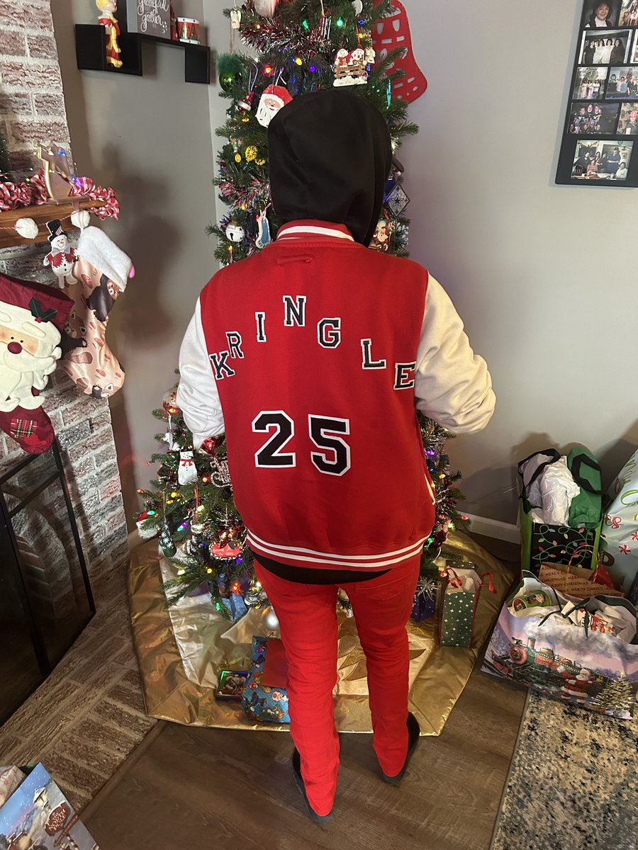 The_Stroodle's tweet photo. As the day is coming to a close I’d like to share something with @TeamStarKid that I’ve been working on!

Finally got around to making a Chris Kringle jacket! Made it for this time of year, and I love how it came out.

I hope everyone had a great day! https://t.co/7xHQIXLsSC