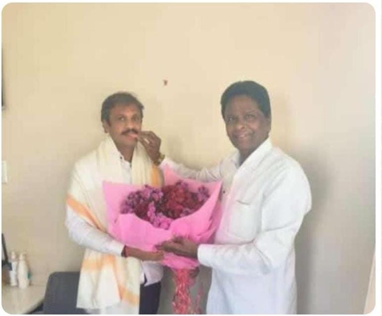 Here is an interesting pic! Right side man exchanging sweets to Daund MLA @RahulSkool is Badshah Sheikh; main conspirator in Daund Hindu #Dalit Khatik basti attack case. He was in jail for months n now on bail. Local MLA Rahul Kul has no objection having cordial relations with a…
