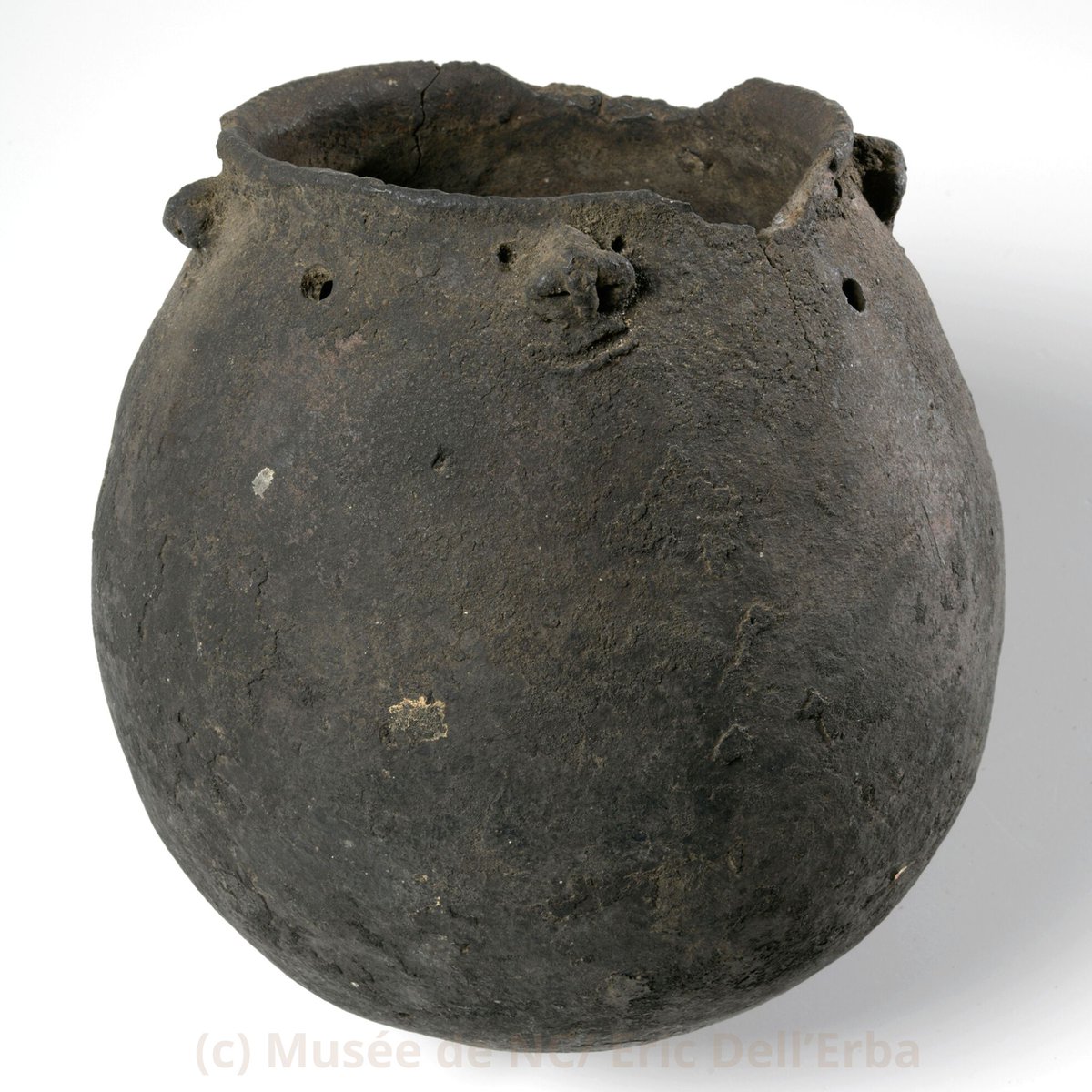 MuseedeNC's tweet photo. En cette période de #fêtes, appréciez le sourire bienveillant du visage surmodelé en terre sur cette poterie #kanak de la collection du #MuseedeNC #NouvelleCalédonie qui faisait probablement partie des marmites destinées à faire cuire les #ignames nouvelles. Photo Eric Dell'Erba. https://t.co/5jsxwlQOZ9