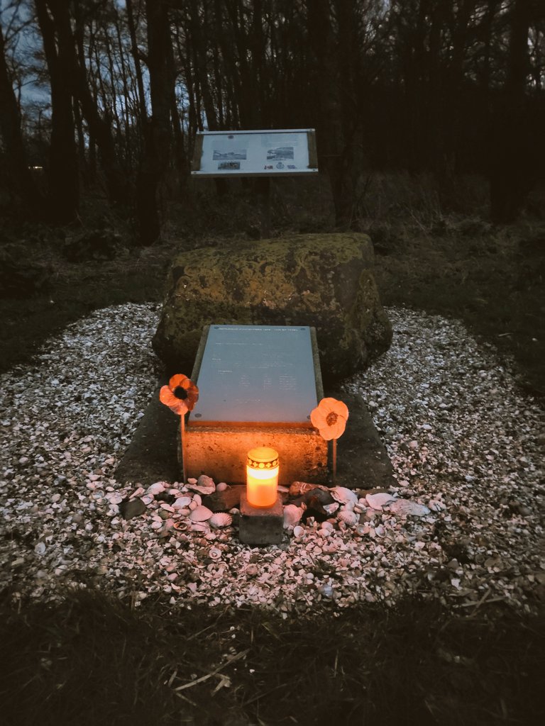 VeteranenTexel's tweet photo. "Lichtjes op de geallieerde graven" Texel.
Zwerfkei bij Pontweg 15 https://t.co/ZSLkMpcOsI