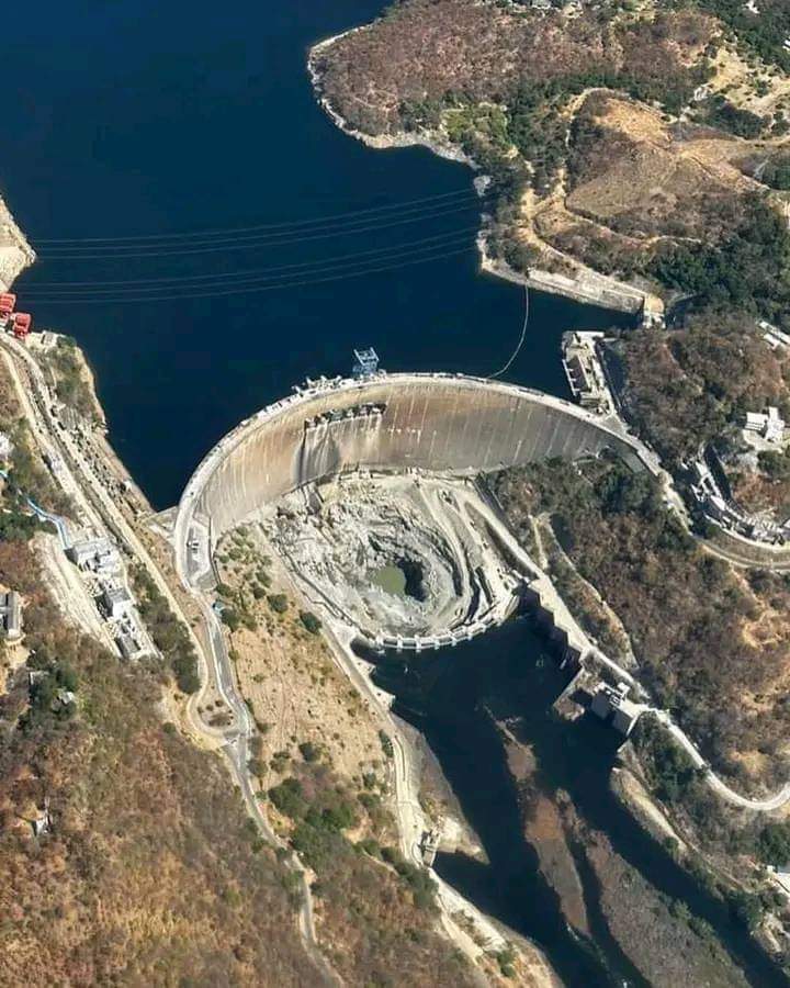 The Kariba Dam is in the Kariba Gorge of the Zambezi river basin between Zambia 🇿🇲 and Zimbabwe 🇿🇼