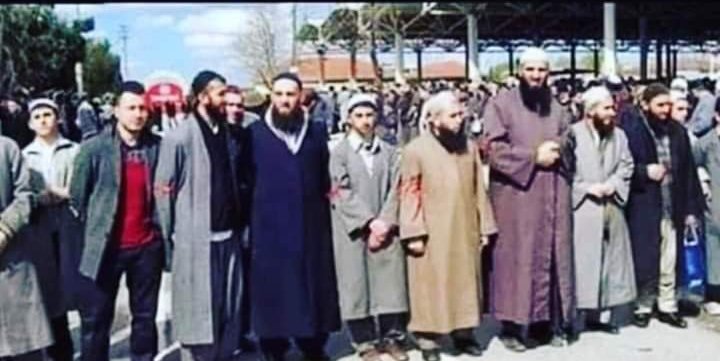 BrcTvAjans's tweet photo. Peki siz hiç, Çanakkale zaferi kutlayan, İstiklal Marşı okuyan, işçi hakları yürüyüşünde tekbir getiren,“ üretim yok tarım yok, sanayi yok, bilim yok, ekonomi bitik ne olacak bu ülkenin hali?” diyen sarıklı, sakallı cübbeli gördünüz mü ? https://t.co/VfEpYqUqYJ