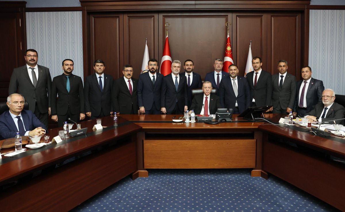 AKKmarasTanitim's tweet photo. 📍AK Parti Genel Merkezi

Cumhurbaşkanımız ve Genel Başkanımız Sayın Recep Tayyip Erdoğan’ın başkanlığında düzenlenen 31 Mart Mahalli İdareler seçimlerine dair temayül yoklaması toplantısına; MKYK Üyelerimiz, Kahramanmaraş Milletvekillerimiz, İl ve İlçe Ana Kademe, Kadın ve Gençlik Kolları Başkanlarımız, Büyükşehir ve İlçe Belediye Başkanlarımız ile birlikte katıldık.

Cumhurbaşkanımız Sn. Recep Tayyip Erdoğan’ın liderliğinde 31 Mart yerel seçimlerine en güçlü şekilde hazırlanıyoruz.

#Kahramanmaraş