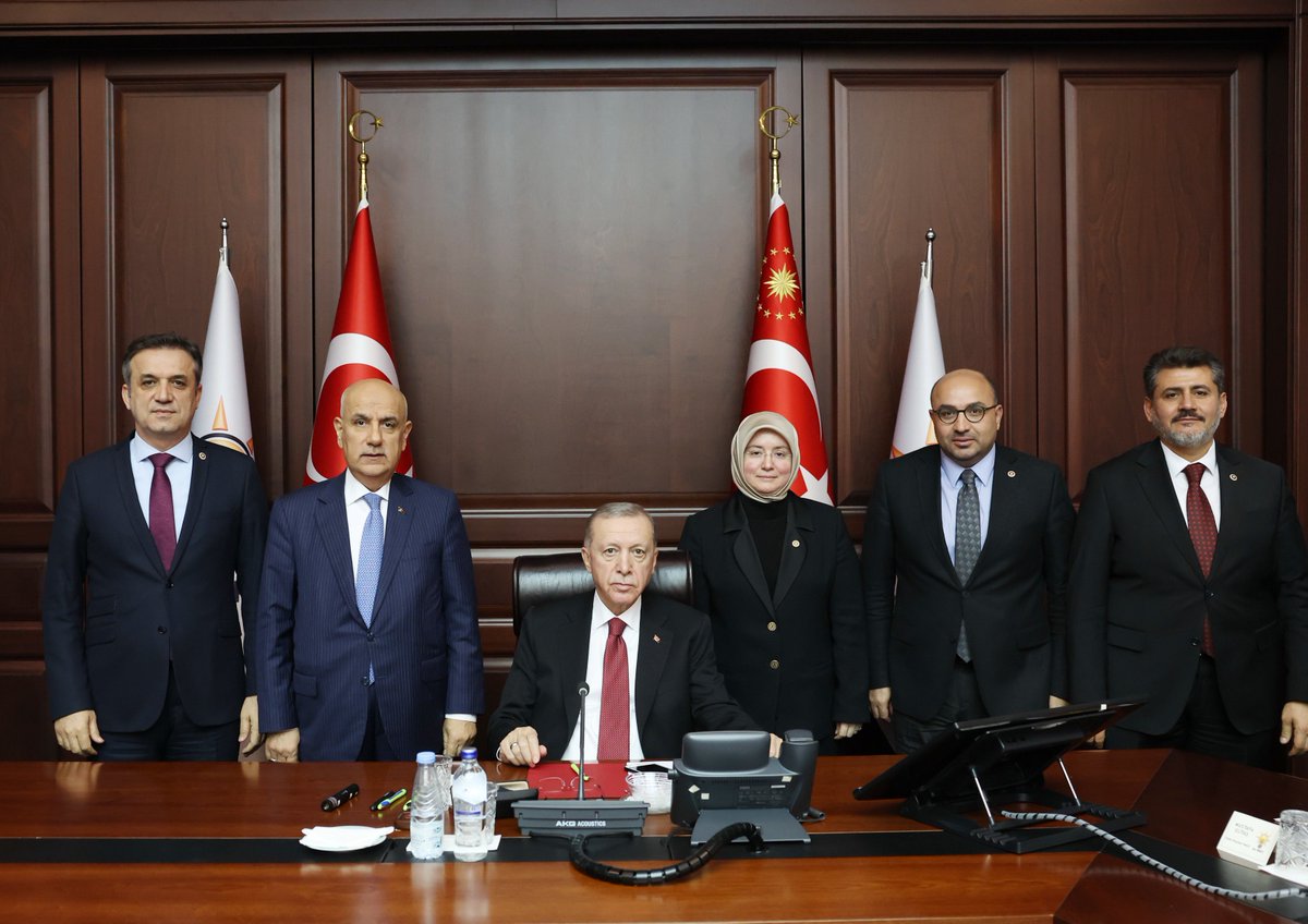 AKKmarasTanitim's tweet photo. 📍AK Parti Genel Merkezi

Cumhurbaşkanımız ve Genel Başkanımız Sayın Recep Tayyip Erdoğan’ın başkanlığında düzenlenen 31 Mart Mahalli İdareler seçimlerine dair temayül yoklaması toplantısına; MKYK Üyelerimiz, Kahramanmaraş Milletvekillerimiz, İl ve İlçe Ana Kademe, Kadın ve Gençlik Kolları Başkanlarımız, Büyükşehir ve İlçe Belediye Başkanlarımız ile birlikte katıldık.

Cumhurbaşkanımız Sn. Recep Tayyip Erdoğan’ın liderliğinde 31 Mart yerel seçimlerine en güçlü şekilde hazırlanıyoruz.

#Kahramanmaraş