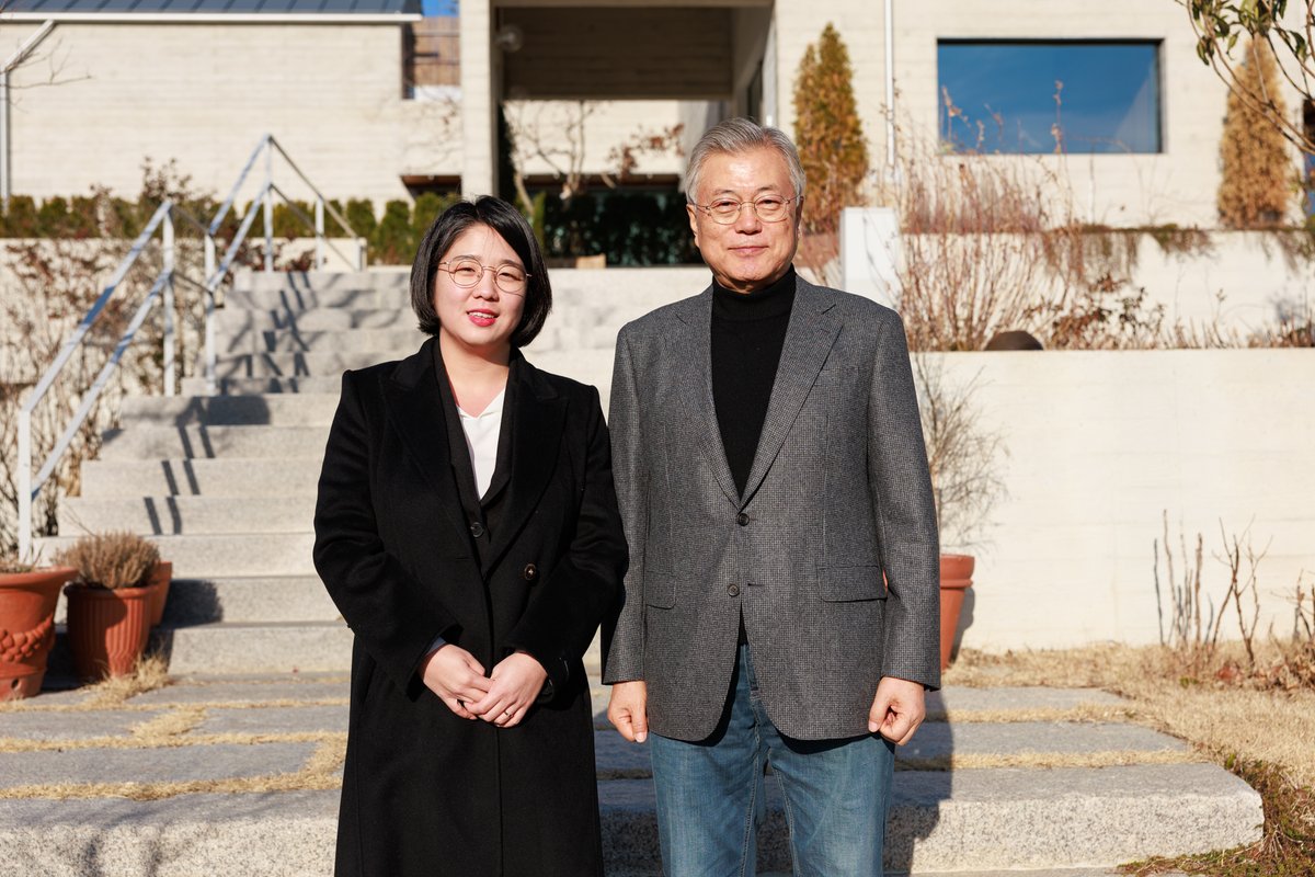 yong_hyein's tweet image. 울산 의정보고회를 하러 가는 길, 평산에 들러 문재인 전 대통령님을 찾아뵈었습니다.

문 전 대통령님께 제가 가지고 있는 여러 고민들을 여쭙고 또 고견을 청해듣는 시간이었습니다.

'복합적인 위기를 타개할 국가 비전을 제시하지 않는 정부, 위기를 논하지 않는 정치, 그렇기에 정치에 환멸을…