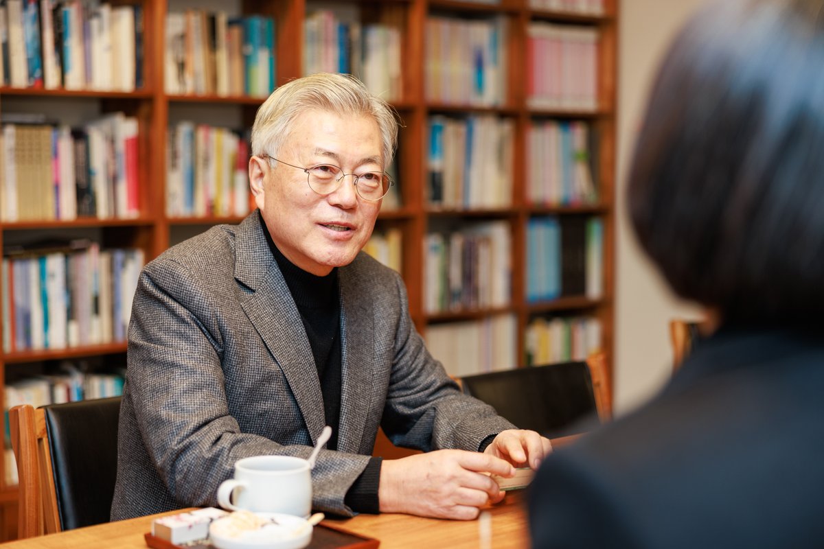 yong_hyein's tweet image. 울산 의정보고회를 하러 가는 길, 평산에 들러 문재인 전 대통령님을 찾아뵈었습니다.

문 전 대통령님께 제가 가지고 있는 여러 고민들을 여쭙고 또 고견을 청해듣는 시간이었습니다.

'복합적인 위기를 타개할 국가 비전을 제시하지 않는 정부, 위기를 논하지 않는 정치, 그렇기에 정치에 환멸을…