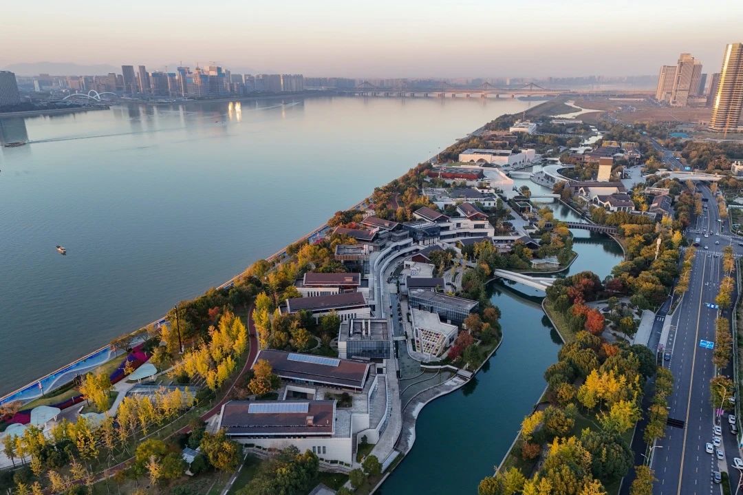 iXiaoshan's tweet image. 💻#Xiaoshan and @ChinaMobile7 are set to launch the largest computing initiative in @izhejiang. The project, located in Turing Town, will encompass intelligent computing, general computing, data processing, and large model platforms. #WhatsOnXiaoshan #ComputingPower