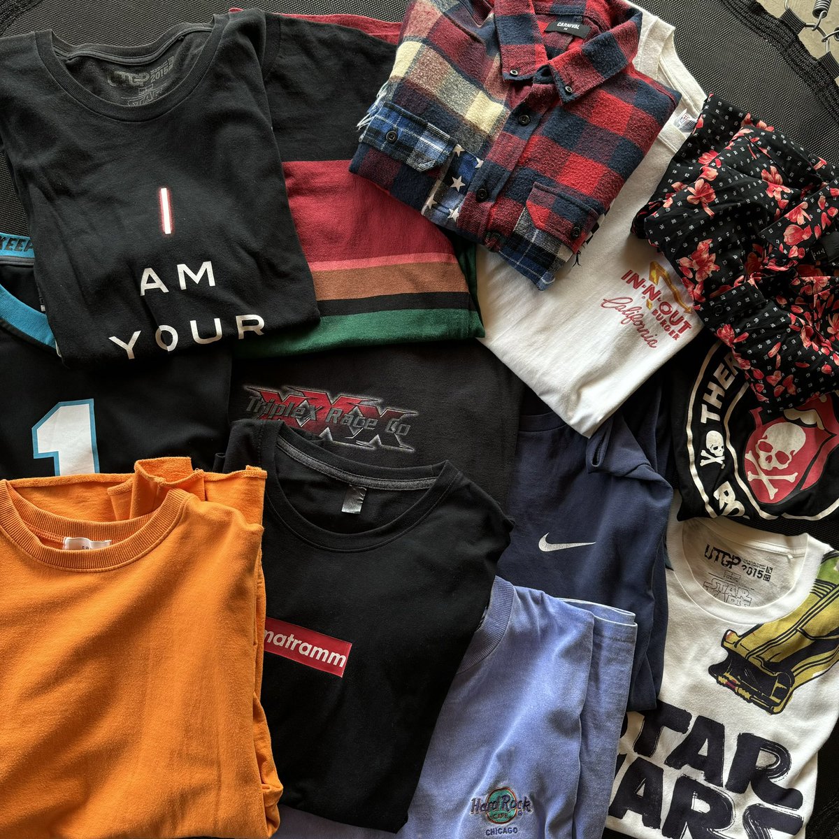 #สมตโล๊ะตู้ ขอสุ่มแจกแบ่งกันใส่นะครับเสื้อ 15+ บวกมีกางเกงนิดหน่อย กองนี้เราอยากให้คนที่ได้ไปได้ใส่ต่อจริงๆ สุ่มแจกจากคนรี + ฟอล นะครับ ส่งให้ฟรี เดี๋ยวทัก DM ไปขอที่อยู่ครับ