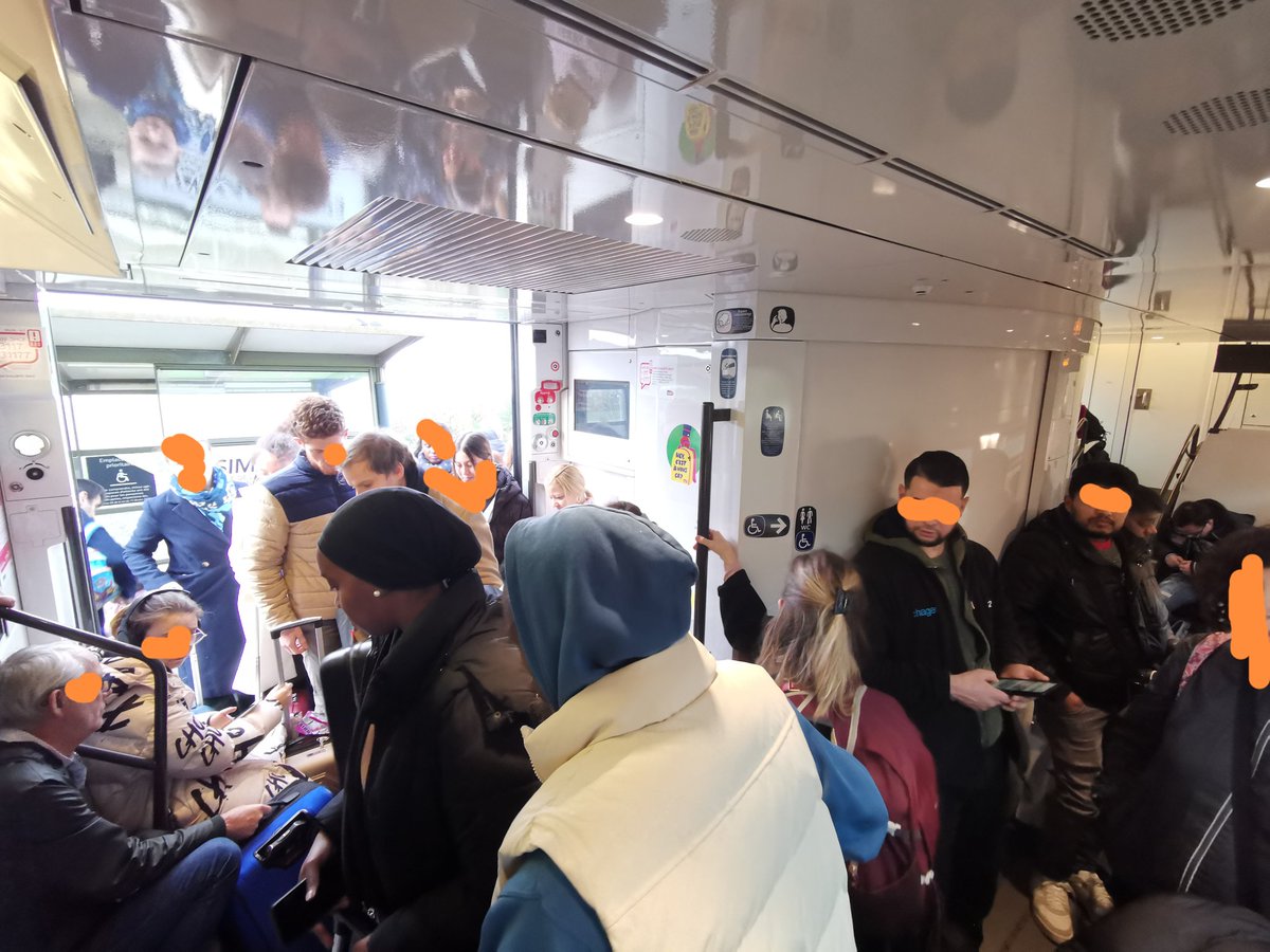 xaviermarchal_'s tweet photo. @SNCFConnect des TER blindés sur la ligne Amiens-Paris. N'avez vous pas honte, comme chaque année, de laisser des trains ridicule alors que vous connaissez le taux de réservation? J'en viens à regretter de jouer le jeu et payer votre service déplorable https://t.co/yNb2Zwvhie