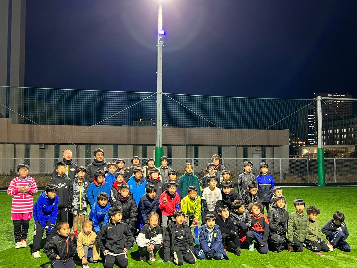 FC_ROKKEN's tweet photo. 昨日はクリスマス会でした。
40名の小中学生が参加してくれました。
ありがとうございました😊
上手くなったって言われると嬉しいですね。
遅いですがメリークリスマス🎄

#長田区
#アレグラッソ
#アレグロ神戸長田
#ROKKEN
#長田区にサッカーグラウンドを https://t.co/JZBgC6VBTj