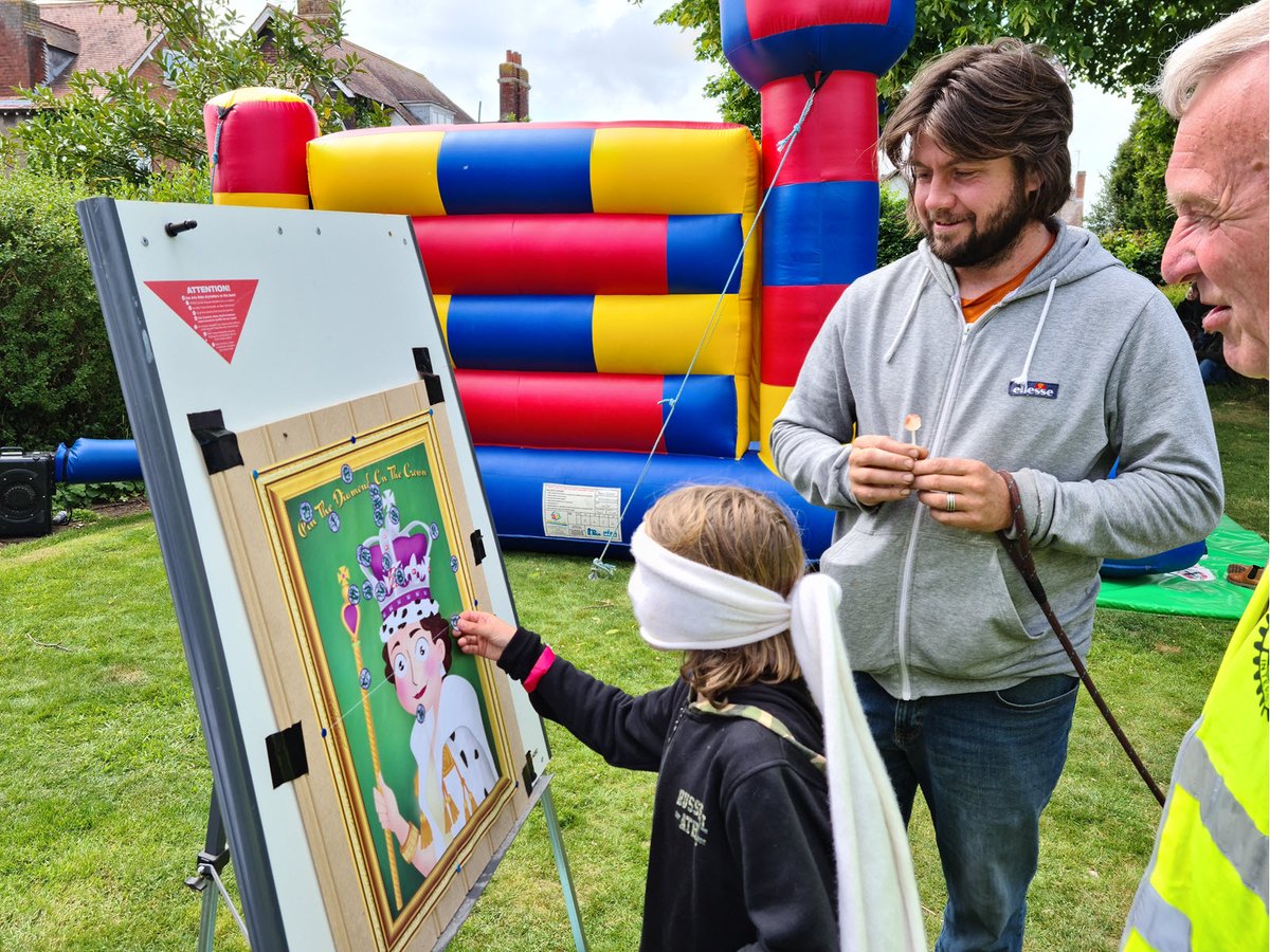 Colwall_Rotary's tweet image. Colwall Rotary at Village Jubilee Garden Party: Colwall Rotary attended the Garden Party arranged by Colwall Park Hotel to celebrate the Queen's Platinum Jubilee on Saturday 4th June. In keeping with the theme. Colwall Rotary ran a "Pin a Jewel ... dlvr.it/T0c3mG