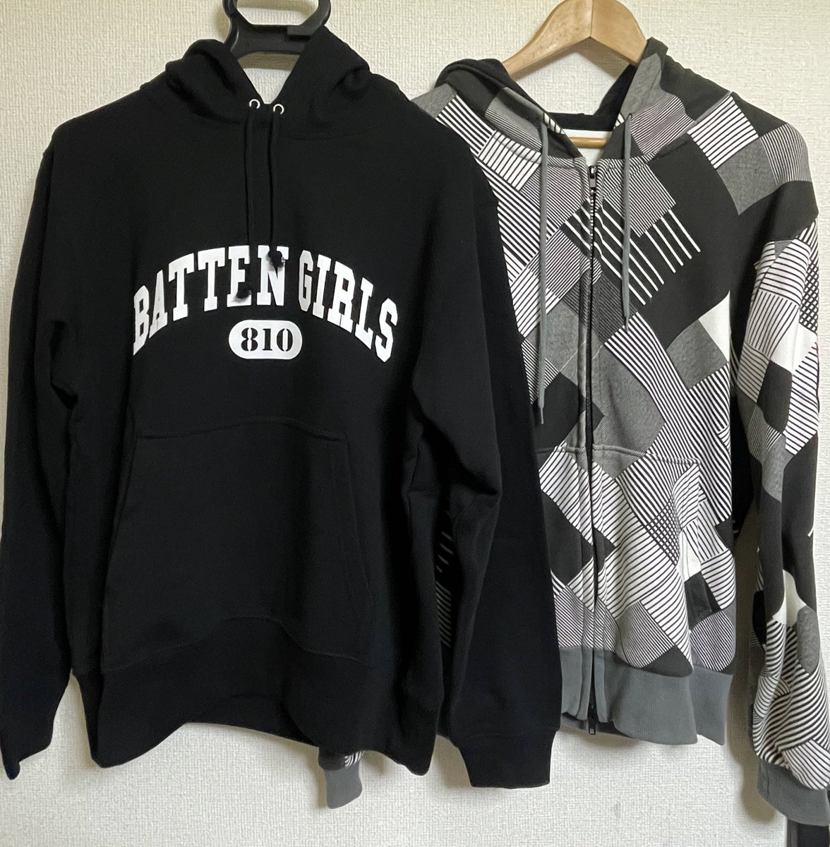 7KaXMvyRnQ6dHbJ's tweet photo. #ばってん少女隊
#BATTENStore
ばっスサンタさん🧑🎄から、クリスマスプレゼントが届きました🎄🎁
生地も作りもしっかりとしていて、とても着心地がいいです😊
初代パーカーと記念写真📷
💛🩵❤️スペシャル推しなので、色は🤍にしました(^^) https://t.co/znUFo6S8g1