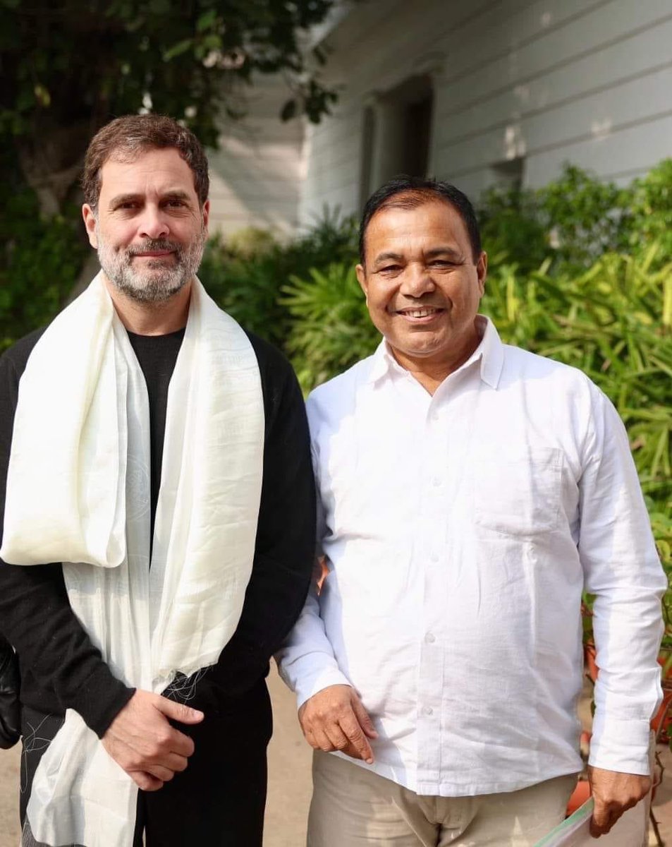 SreyashiDey's tweet photo. #GNLF Gen Secy Mahendra Chettri meets #RahulGandhi in #NewDelhi.
#GNLF is an ally of the #BJP in #Darjeeling.
#BJP & #GNLF sparring over the Sixth Schedule status for the Hills that was promised to Darjeeling but stayed due to 2007 agitation.
#LokSabhaBattle2024 https://t.co/YCJet9SwtR