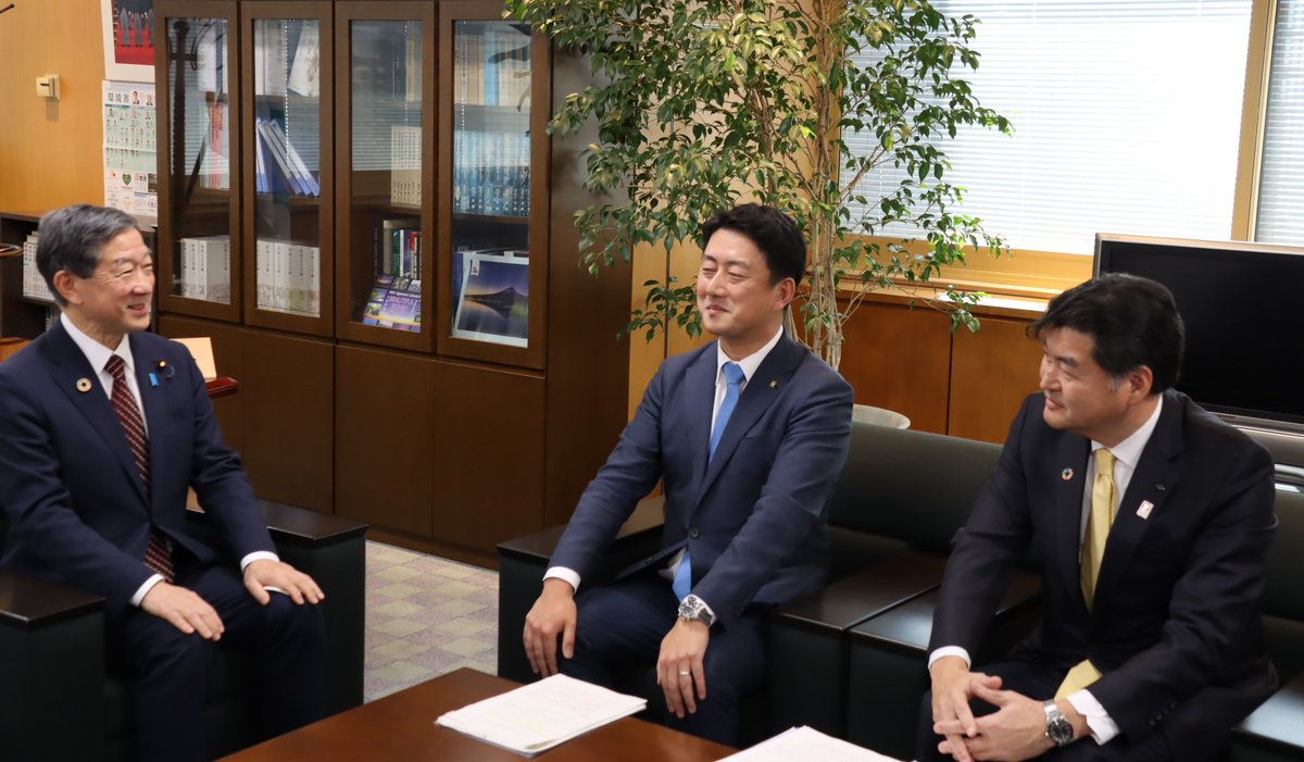 26日、 #伊藤信太郎環境大臣 は、松本尼崎市長と久須阪神電気鉄道(株)社長と、移転する #阪神タイガース のファーム施設が含まれる、尼崎市の #脱炭素先行地域 の取組について対談しました。 #ARE #アレ #ARE_GOES_ON