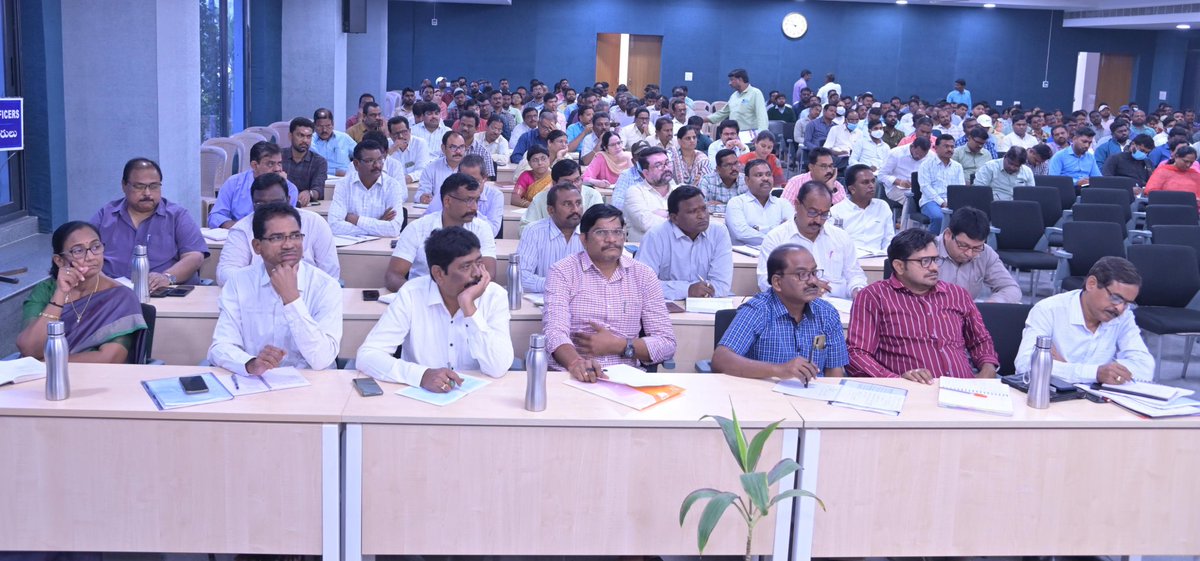 dpro_peddapalli's tweet photo. డిసెంబర్ 28 నుంచి జనవరి 6 వరకు నిర్వహించనున్న ప్రజా పాలన గ్రామ, వార్డు సభల నిర్వహణకు తీసుకోవాల్సిన చర్యలపై సమీకృత జిల్లా కలెక్టరేట్ లో సంబంధిత అధికారులతో సమీక్షించిన జిల్లా కలెక్టర్ ముజమ్మిల్ ఖాన్. @Collector_PDPL @ashok_korem https://t.co/GSNSkI4viE